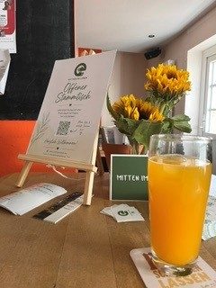 Tisch mit Plakat vom Stammtisch Astarix